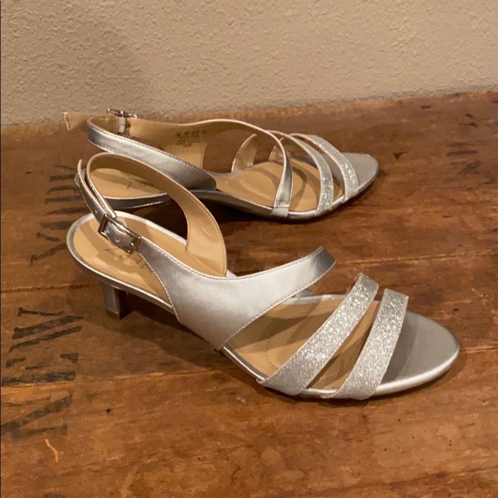 Women’s Naturalizer Silver Sparkly sandals 7-1/2W